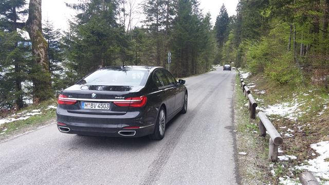 지난달 26일 독일 뮌헨 인근 도로를 달리는 BMW 뉴 740d x드라이브의 뒷모습.