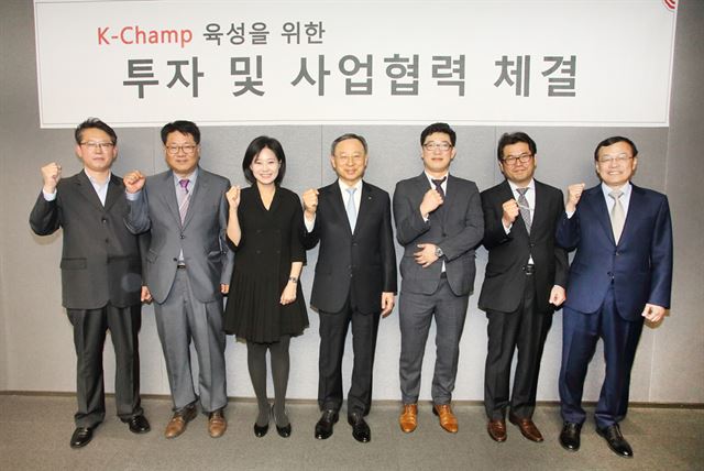 지난달 29일 KT 광화문빌딩에서 열린 ‘K-Champ 투자 및 사업협력 체결식’에서 황창규(가운데) KT 회장과 경기창조경제혁신센터 육성기업 대표들이 기념촬영을 하고 있다. KT 제공