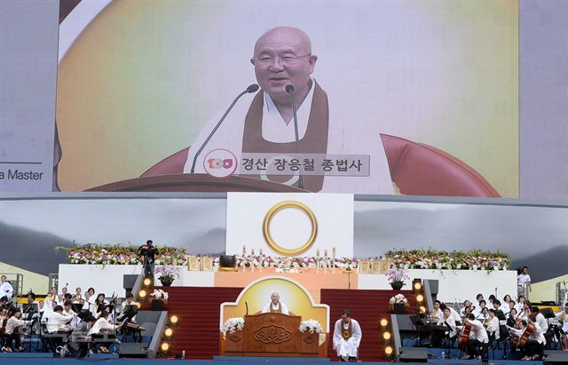 경산 장응철 종법사가 1일 오후 서울 마포구 상암월드컵경기장에서 열린 원불교 100주년 기념대회에서 설법을 하고 있다.배우한기자