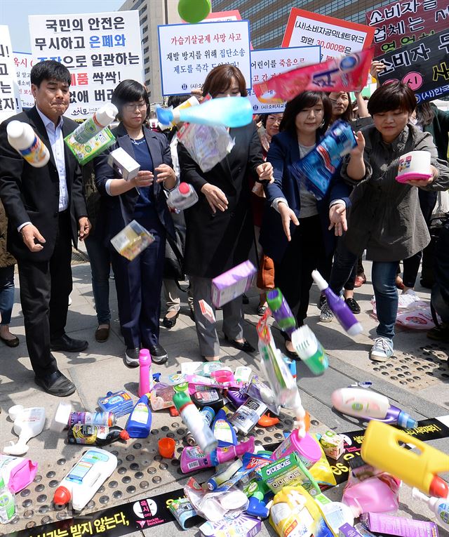 지난달 25일 오전 서울 광화문광장에서 열린 가습기살균제 제조 기업 처벌 촉구 옥시상품 불매 선언 시민사회 기자회견에서 참가자들이 옥시 불매 운동을 선언하는 퍼포먼스를 하고 있다. 배우한기자 bwh3140@hankookilbo.com