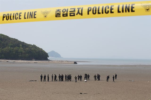 경찰이 2일 오전 경기 안산시 대부도 불도방조제 인근에서 전날 발견된 남성 하반신 시신의 나머지 부분을 수색하고 있다. 연합뉴스