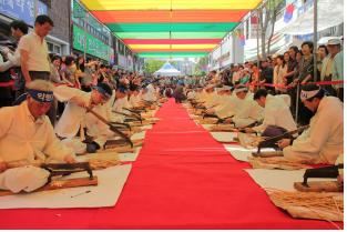 지난해 열린 대구약령시 한방문화축제 프로그램의 하나인 한약재썰기 경기 모습. 대구시 제공