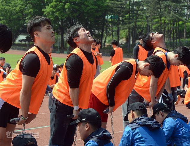 [저작권 한국일보]2일 서울 잠실종합운동장 보조경기장에서 열린 서울시 소방공무원 신규채용 체력시험에서 시험생들이 배근력 종목에서 있는 힘을 다해 측정기구를 당기고 있다. 2016.05.02. 신상순 선임기자ssshin@hankookilbo.com