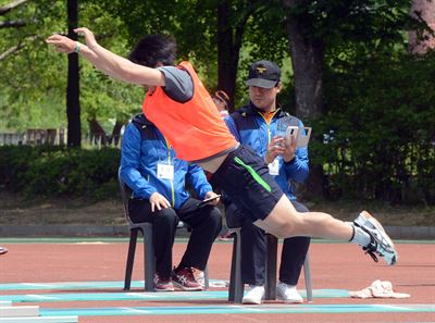 [저작권 한국일보]2일 서울 송파구 잠실종합운동장 보조경기장에서 열린 서울시 소방공무원 신규채용 체력시험에서 한 시험생이 제자리멀리뛰기 종목에서있는 힘을 다해 몸을 날리고 있다. 2016.05.02. 신상순 선임기자ssshin@hankookilbo.com /2016-05-02(한국일보) /2016-05-02(한국일보)