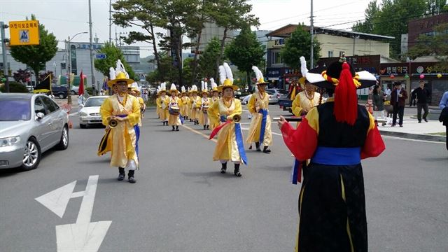 성주생명문화축제 성공을 기원하는 전통거리 행렬이 2일 군민취타대, 벽진 농악보존회, 별뫼매구놀이 보존회 등 3개 단체 연합으로 성주읍 일대에서 열렸다. 성주군 제공