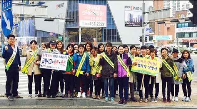 군산경찰서가 운영하는 결혼이주여성 운전면허교실 수강생 30여명은 지난달 20일 군산시 수송동 롯데마트 사거리에서 교통안전캠페인을 벌였다. /2016-05-02(한국일보)