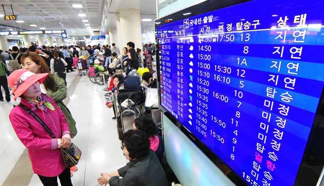 2일 오후 제주지역에 강풍경보와 제주국제공항에 윈드시어 특보가 내려지면서 제주공항 대합실 출ㆍ도착 안내 모니터에 지연과 결항이 표시 되고 있다. 기상청에 따르면 윈드시어는 3일 오전 8시쯤 해제 될 전망이다.뉴스1