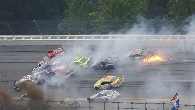 미 앨라배마주 탈라디가 슈퍼스피드웨이에서 1일(현지시간) 나스카(NASCAR) 탈라디가 경주 대회 중 차량 사고가 발생한 가운데 라이언 뉴먼(31) 차량 바퀴에 화염이 치솟고 있다..AP 연합뉴스