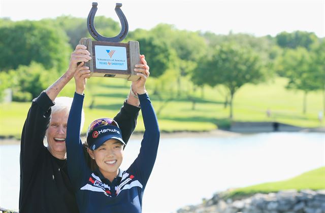 1일(현지시간) 미 텍사스주 어빙의 라스 콜리나스 컨트리클럽에서 열린 미국여자프로골프(LPGA) 투어 '텍사스 슛아웃' 대회에서 우승을 한 신지은 선수가 LPGA 레전드 캐시 휘트워스와 함께 말굽모양의 우승 트로피를 들어올리며 활짝 웃고 있다. 2010년 프로 데뷔한 신지은 선수는 이번 대회까지 131개 대회에 출전해 처음으로 정상에 올랐다. AFP 연합뉴스