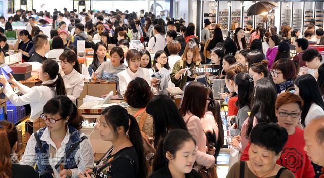 1일 오전 서울 중구 롯데백화점 면세점 화장품 코너가 중국 노동절을 맞아 한국을 찾은 중국인 관광객들로 북적이고 있다. 배우한 기자 bwh3140@hankookilbo.com