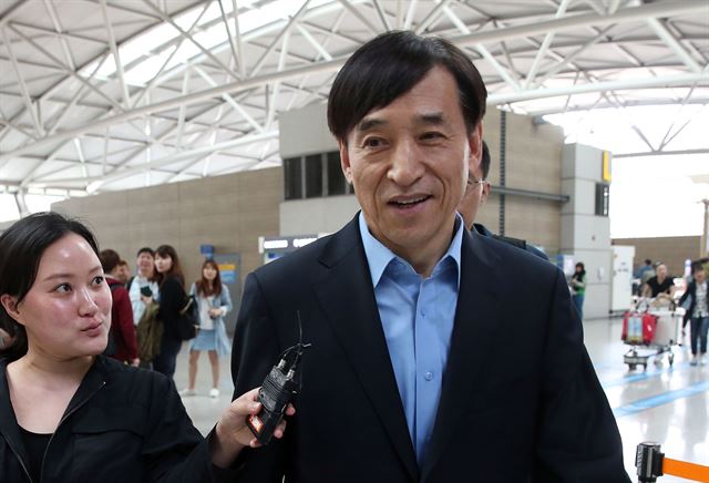 아시아개발은행(ADB) 연차총회 참석차 독일 프랑크푸르트로 출국 중인 이주열 한국은행 총재가 2일 인천공항에서 기자들의 질문을 받고 있다. 연합뉴스