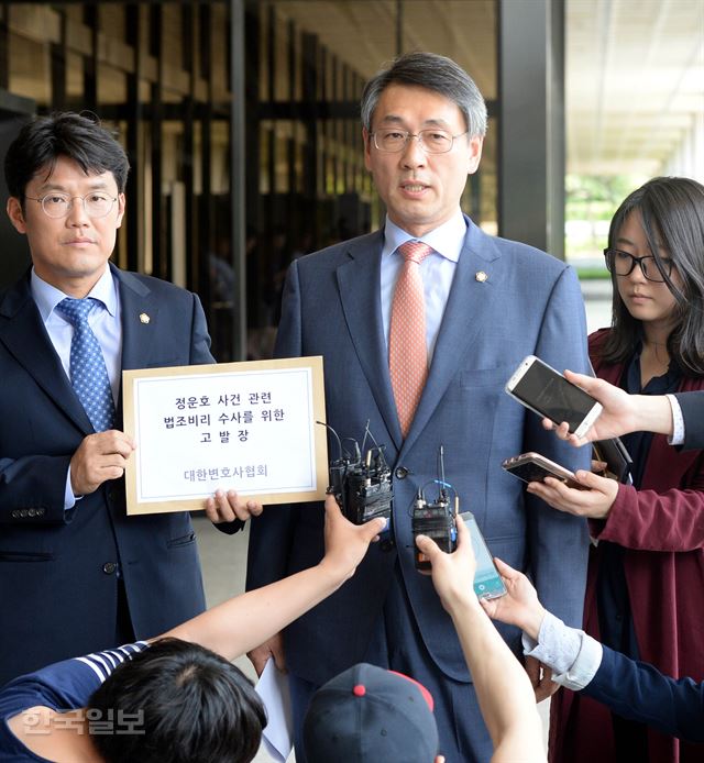 황용환(오른쪽) 대한변협 사무총장과 변협 관계자들이 2일 정운호 사건과 관련한 법조비리 수사를 위한 고발장을 접수하기 위해 서울중앙지검으로 들어서며 취재진의 질문에 답하고 있다. 서재훈 기자 spring@hankookilbo.com