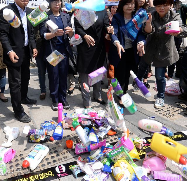 37개 시민단체들이 지난 25일 서울 광화문 광장에서 옥시레킷벤키저 상품 불매 선언을 한 후 옥시 제품을 내던지는 퍼포먼스를 하고 있다. 배우한 기자 bwh3140@hankookilbo.com