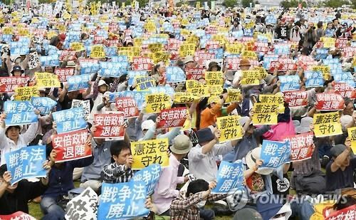 일본 헌법 기념일인 3일 도쿄 고토(江東)구에서 약 5만 명(주최측 발표)이 참가한 가운데 호헌 집회가 열리고 있다. 도쿄=교도 연합뉴스