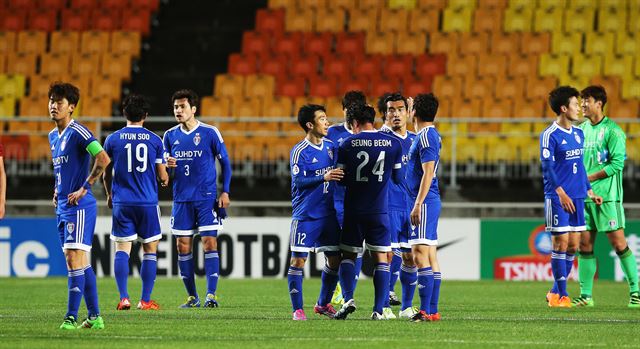 수원 선수들이 3일 수원월드컵경기장에서 열린 아시아축구연맹(AFC) 챔피언스리그 조별리그 상하이 상강의 경기에서 3-0으로 승리한 뒤 인사를 나누고 있다. 수원은 이날 이기고도 조별리그 통과에 실패했다. 수원=연합뉴스