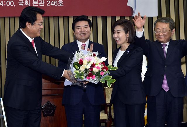 정진석(왼쪽서 첫번째) 신임 원내대표가 3일 국회에서 열린 새누리당 차기 원내대표 선출 경선이 끝난 뒤 경쟁을 벌였던 나경원(세 번째) 의원에게 꽃다발을 건네주고 있다. 오대근기자 inliner@hankookilbo.com