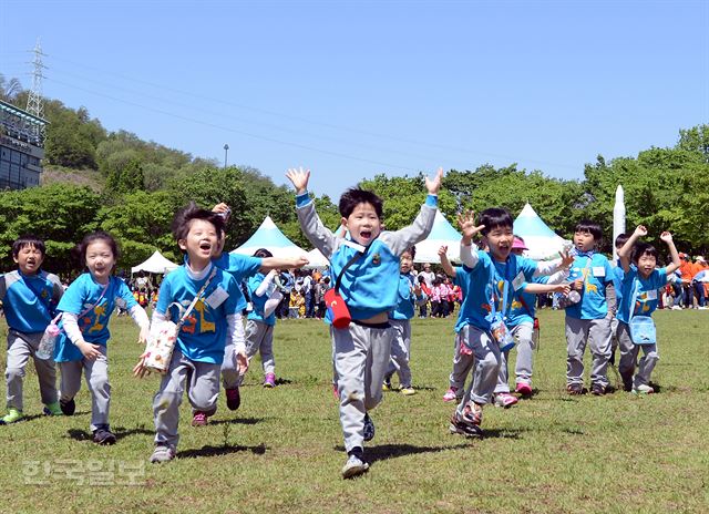 어린이 날을 하루 앞둔 4일 서울 마포구 서울월드컵공원 난지천공원에서 '2016 마포어린이축제'가 열려 참석한 영유아들이 즐거운 시간을 보내고 있다. 홍인기기자 hongik@ankookilbo.com