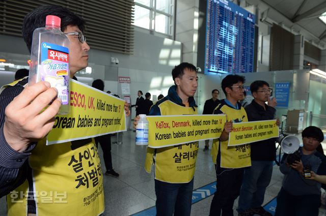 [저작권 한국일보]최예용 환경보건시민센터 소장(왼쪽부터), 안성수 가습기살균제 유가족 대표, 피해자 가족 김덕종 씨 등이 영국 레킷번키저 본사 항의 방문단이 4일 오전 인천공항 출국장에서 기자회견을 갖고 있다. 2016.05.03신상순 선임기자