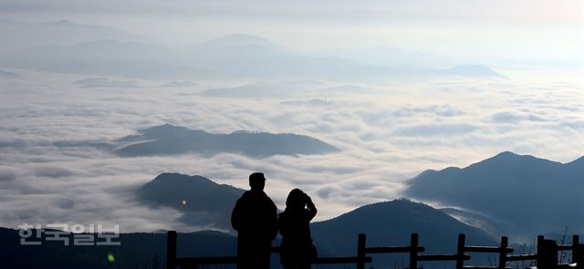 해발 900m부근 간월재 아래로 펼쳐진 구름바다. 울주=최흥수기자 choissoo@hankookilbo.com