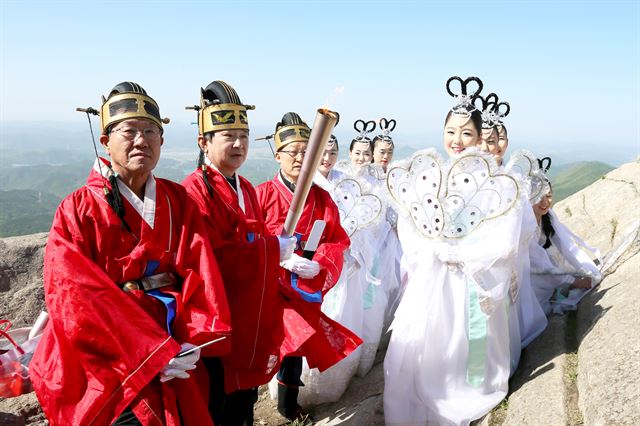 제54회 경북도민체전 성화가 안동시 북후면 학가산에서 채화되고 있다(좌로부터 김한규 안동시의회 의장, 권영세 안동시장, 박창한 안동교육장). 안동시 제공