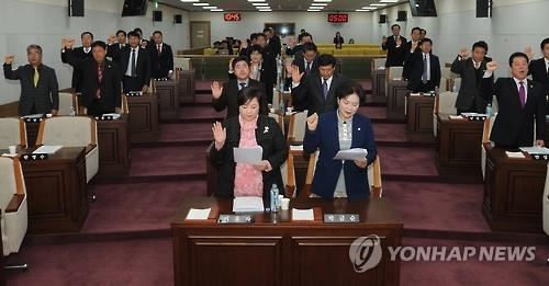 청주시의회 의원들이 지난 3월 의원행동강령 조례를 제정한 뒤 실천 결의문을 낭독하고 있다. 하지만 비위가 끊이지 않으면서 의원들의 자정결의는 헛된 구호가 돼버렸다. 연합뉴스 제공.