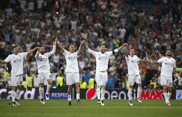 레알 마드리드 선수들이 5일 스페인 마드리드 산티아고 베르나베우에서 열린 유럽축구연맹(UEFA) 챔피언스리그 4강 2차전에서 바이에른 뮌헨을 누르고 결승 진출을 확정한 뒤 환호하고 있다. 마드리드=EPA 연합뉴스