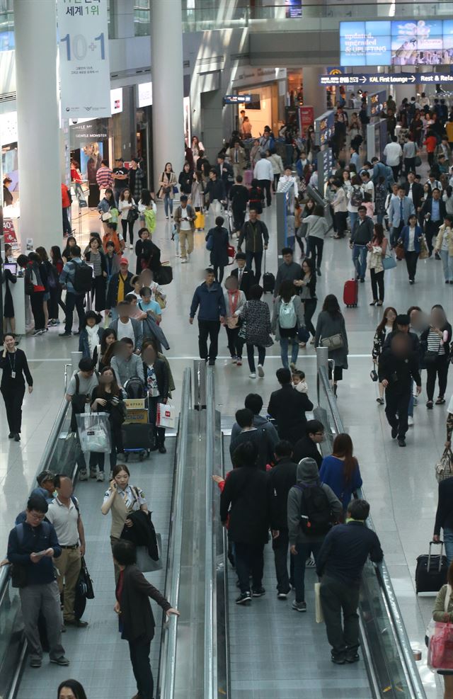 연휴를 하루 앞둔 4일 인천국제공항 출국장 면세구역이 여행객들로 붐비고 있다. 연합뉴스