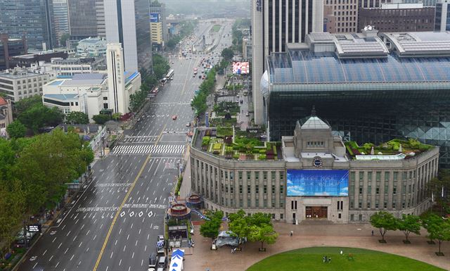 임시공휴일인 6일 오전 평소 같으면 차량으로 북적이는 서울 광화문 일대 도로가 한산한 모습을 보이고 있다. 뉴시스