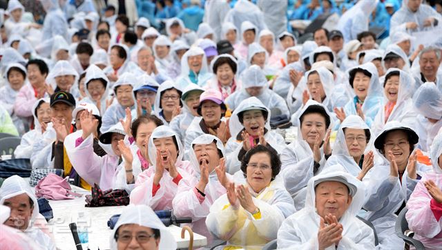 6일 오전 서울 용산구 용산가족공원 제2광장에서 열린 '제44회 어버이날 기념행사에서 어르신들이 흥겨운 반주에 맞쳐 노래을 부르며 즐거운 시간을 보내고 있다.배우한기자