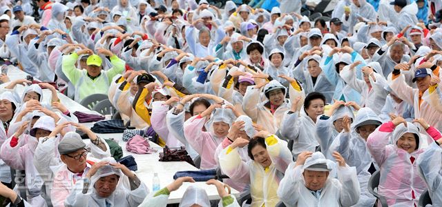 6일 오전 서울 용산구 용산가족공원 제2광장에서 열린 '제44회 어버이날 기념행사에서 어르신들이 흥겨운 반주에 맞쳐 노래을 부르며 사랑의 하트를 만들고 있다.배우한기자