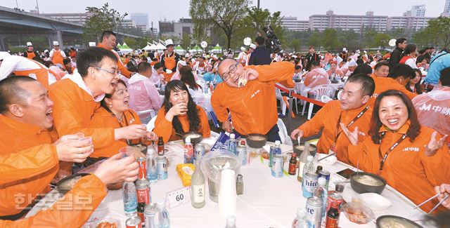 중국 건강보조제품 제조회사 중마이그룹 임직원들이 6일 오후 서울 반포한강공원에서 열린 삼계탕 파티에 참석해 환호하고 있다. 서재훈기자 spring@hankookilbo.com