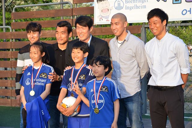 지난 1일 서울 이촌동 한강시민공원 내 ‘차범근 축구교실’ 운동장에서 열린 초등부 페스티벌 시상식에서 참가자들과 기념 촬영하는 모습. (왼쪽부터 백지훈, 조원희, 차범근, 차두리, 염기훈) 차범근 축구교실 제공