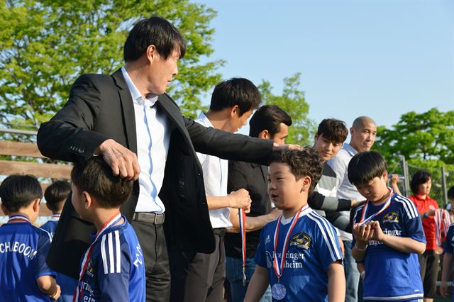 차붐 페스티벌에서 참가자들을 격려하는 차범근 감독과 차두리. 차범근 축구교실 제공