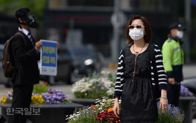 전국 대부분 지역의 미세먼지 농도가 '매우 나쁨' 수준을 보였던 지난달 24일 서울 종로구 광화문 광장에서 시민들이 마스크를 쓴 채 거리를 걷고 있다. 서재훈 기자 spring@hankookilbo.com