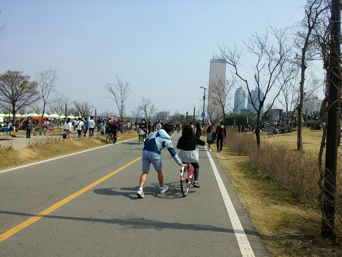 강습은 공터에서 마치고 자전거도로로 들어오는 편이 어땠을까. 방향을 예측할 수 없어 보는 사람이 더 불안했다.