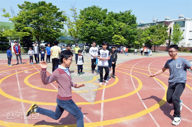 놀이활동 학교로 지정된 대전 갈마초등학교 어린이들이 놀이를 하고 있다. 갈마초등학교는 하루에 50분씩 놀이시간을 운영한다. 신상순 선임기자ssshin@hankookilbo.com