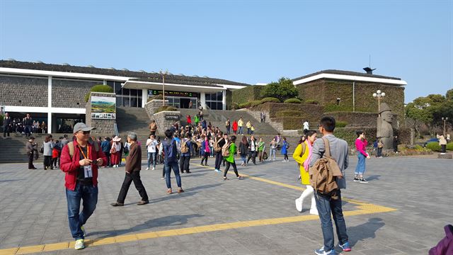 제주도 민속자연사박물관은 옛날 제주인들의 일상생활을 엿볼 수 있는‘제주인의 삶과 도구’ 특별전을 진행한다. 사진은 박물관 전경. 제주도민속자연사박물관 제공.