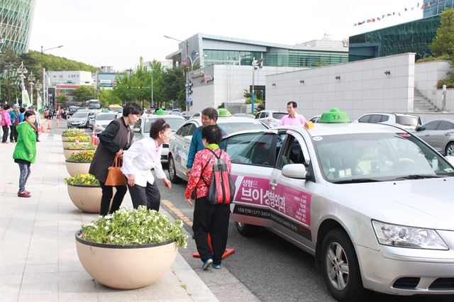 대구개인택시운송사업조합 회원 60여명이 2시 공연을 마친 뒤 거동이 불편한 장애인이나 어르신들을 택시로 집까지 태워주는 봉사활동에 나서 주목을 받았다.