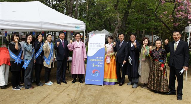 국립한국문학관 강릉유치추진위원회는 지난 달 23일 강릉시 초당동 허균ㆍ허난설헌 기념공원에서 개막한 ‘2016 난설헌 허초희 문화제’에서 한국문학관 강릉 유치를 위한 범시민 서명운동을 벌였다. 강릉시 제공