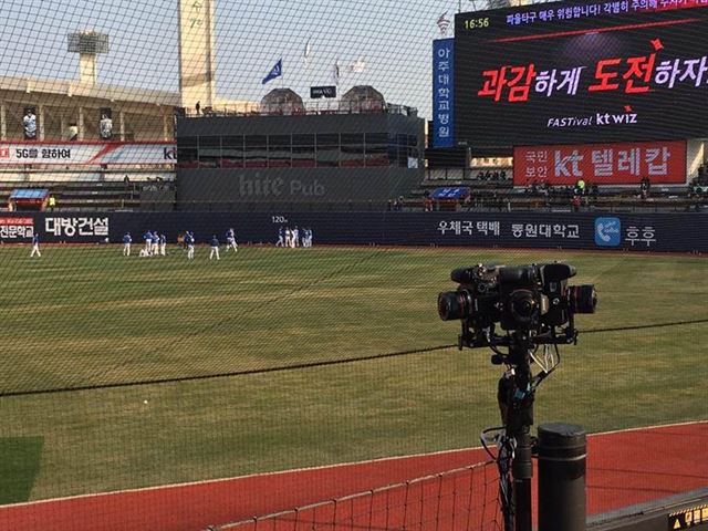 경기 수원 kt 위즈 홈구장에 가상현실(VR) 콘텐츠 제작 전문 업체 '무버'가 DSLR 카메라를 이어 붙여 만든 VR 카메라가 설치돼 있다. KT 제공