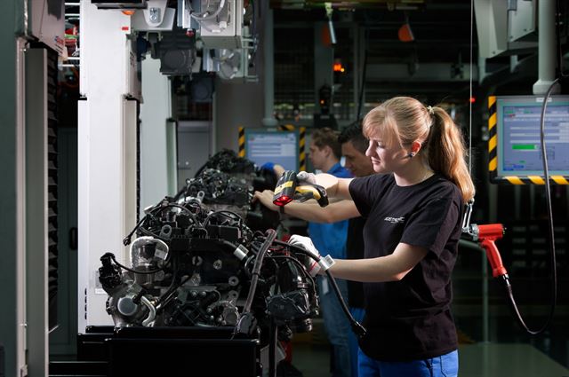 BMW 뮌헨 공장에서 한 여성 근로자가 자동차 엔진을 조립하고 있다. BMW그룹 제공