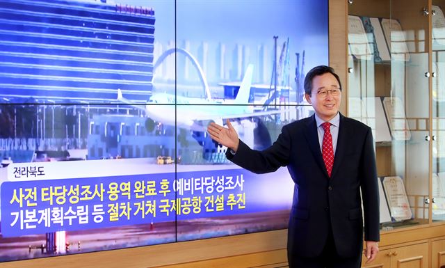 국토교통부가 10일자로 새만금 국제공항 타탕성 검토가 반영된 ‘제5차 공항개발 중장기 종합계획’을 고시한다고 밝혀 새만금 국제공항 건설이 확정된 가운데 9일 송하진 전북도지사가 접견실에서 멀티비전을 보며 새만금 국제공항에 대해 설명하고 있다.전북도 제공/2016-05-09(한국일보)