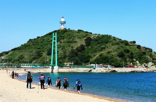 영덕 블루로드를 찾은 사람들이 축산항 해변길을 따라 걷고 있다. 영덕군 제공.