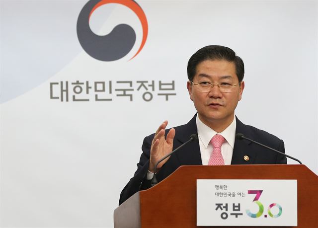 성영훈 국민권익위원회 위원장이 9일 오후 정부세종청사 국토교통부 제2공용브리핑룸에서 부정청탁 및 금품 등 수수의 금지에 관한 법률(일명 김영란법) 시행령 입법예고 관련 브리핑을 하고 있다. 청탁금지법은 공직자 등이 직무 관련 여부 및 명목에 관계없이 1회에 100만원(연간 300만원)을 초과하는 금품 등을 수수하면 형사처벌을 받게 되며 사교 의례 등의 목적으로 제공되는 음식물은 3만원, 선물 5만원, 경조사비는 10만원으로 정했다. 연합뉴스