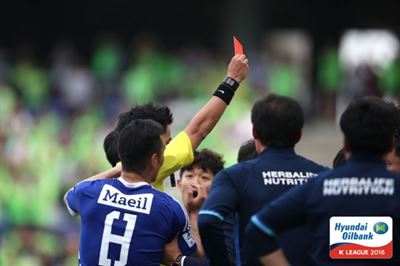 8일 수원 삼성-전북 현대 경기에서 주심이 수원 신세계에게 퇴장을 선언하자 선수와 코칭스태프가 강력하게 항의하고 있다. 프로축구연맹 제공