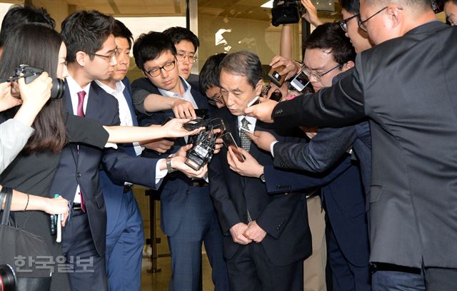 신현우 전 옥시레킷벤키저 대표가 9일 오전 가습기 살균제 사망사고 관련 조사를 받기 위해 서울중앙지검으로 들어서며 취재진 질문에 답하고 있다. 서재훈기자