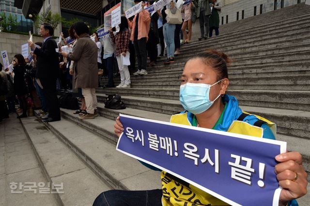 참여연대와 환경운동연합 등 시민사회단체 회원들이 9일 오전 서울 종로구 세종문화회관에서 '옥시 제품 불매' 집중 행동 선언 기자회견을 하고 있다. 서재훈기자