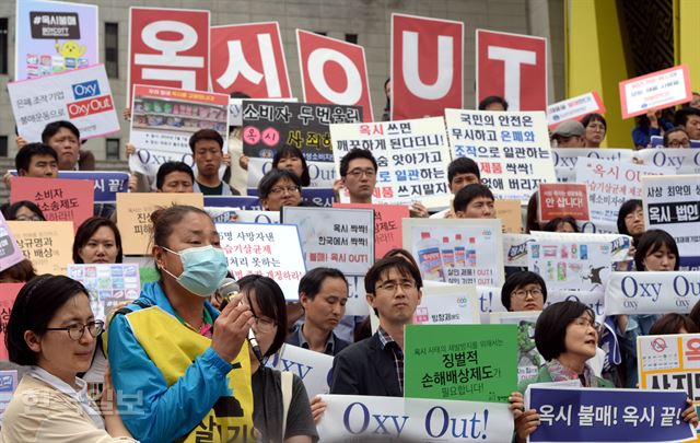 참여연대와 환경운동연합 등 시민사회단체 회원들이 9일 오전 서울 종로구 세종문화회관에서 '옥시 제품 불매' 집중 행동 선언 기자회견에서 가습기살균제 피해자 안은주씨가 발언을 하고 있다. 서재훈기자