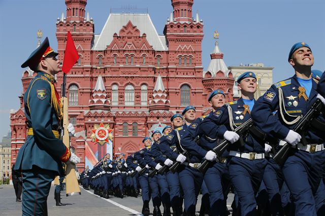 세계2차대전 승전 기념일(Victory Day) 71주년을 맞은 9일 러시아 모스크바의 붉은 광장에서 대규모 군사퍼레이드가 열리고 있다. 이날 군사퍼레이드에서는 러시아의 최신형 무기인 T-14 아르마타 탱크,RS-24 대륙간 탄도 미사일, 칼리챠-SV 자주포 등 최신 무기가 대서 선보였다.AP 연합뉴스