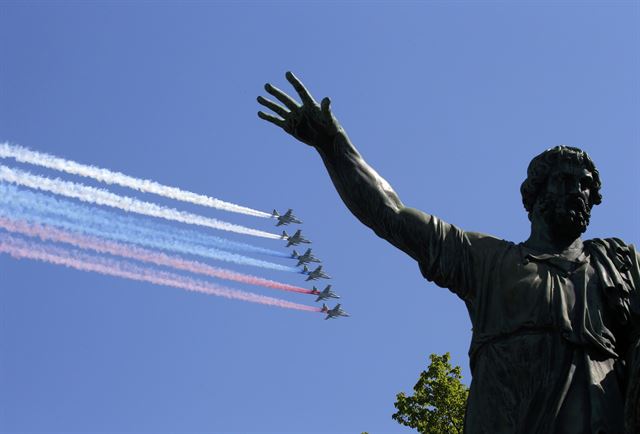 세계2차대전 승전 기념일(Victory Day) 71주년을 맞은 9일 러시아 모스크바의 붉은 광장에서 대규모 군사퍼레이드가 열린 가운데 러시아 전투기들이 삼색의 연기를 뿝으며 축하비행을 하고 있다. 로이터 뉴스1